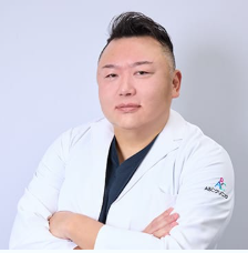 由比濱真之介 医師の写真